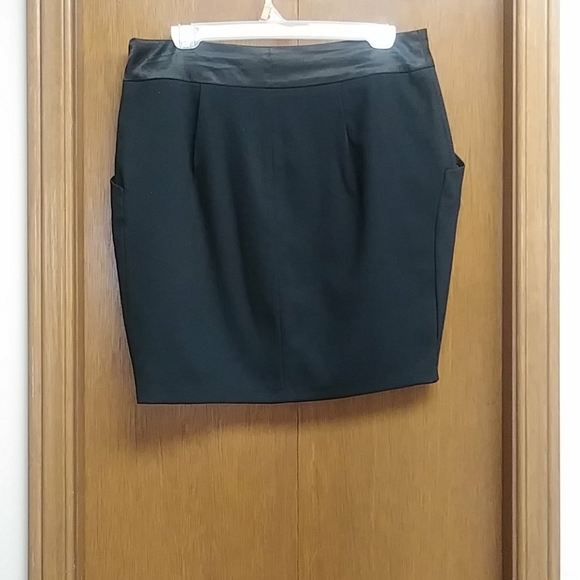 🆕2tone black skirt with satin waist - Picture 4 of 10
